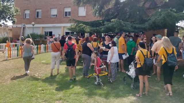 La familias del centro de educación especial Can Vila se manifiestan en las puertas / CEDIDA