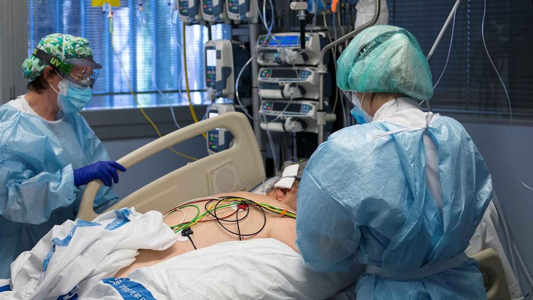 Sanitarios atienden a un paciente con Covid-19 en un hospital / EP