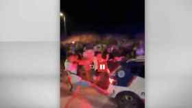 Jóvenes golpean un coche de los Mossos en Llinars del Vallès / TV3