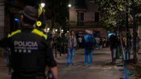 Agentes de la Guardia Urbana de Barcelona, frente a jóvenes en ambiente festivo tras el levantamiento del toque de queda el pasado mes de mayo / Lorena Sopêna (EP)