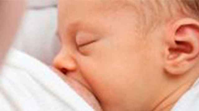 Un bebé se alimenta gracias a la lactancia materna / PIXABAY