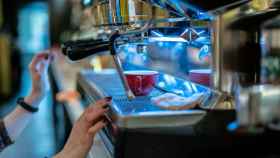Una máquina de café en uno de tantos restaurantes afectados por las restricciones / EP