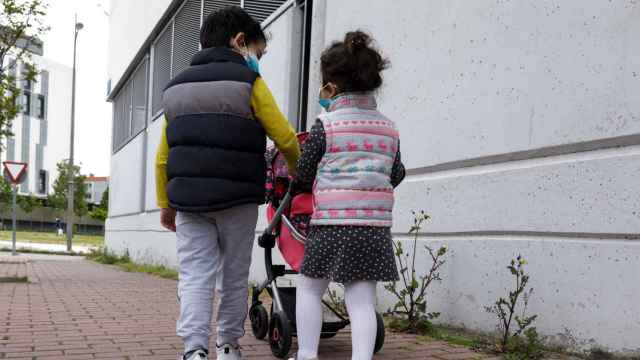 Dos niños pasean por la calle / EUROPA PRESS