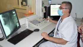 Un técnico del hospital de Palamós durante la realización de la prueba de videofluroscopia / HOSPITAL DE PALAMÓS