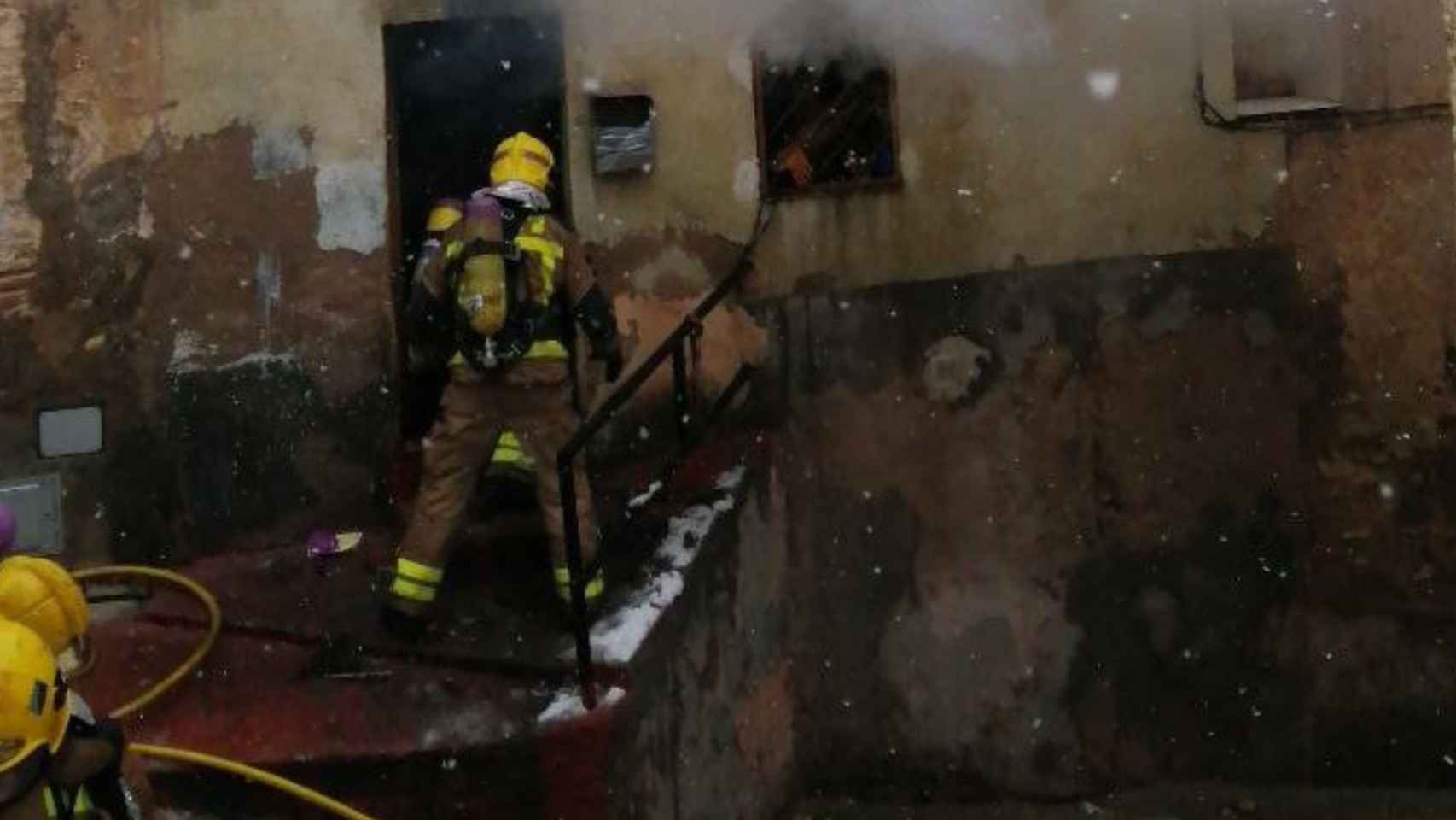 Efectivos de bomberos sofocan el incendio de una casa la Ribera d’Ebre / BOMBERS