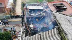 El techo de la nave incendiada en Badalona se hunde / BOMBERS