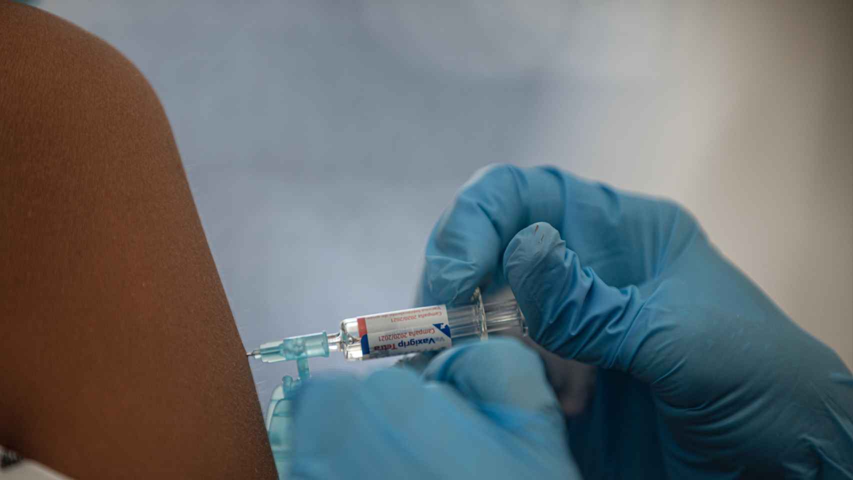 Un sanitario inocula a un voluntario una de las vacunas contra el Covid-19 / MARÍA JOSÉ LÓPEZ (EUROPA PRESS)