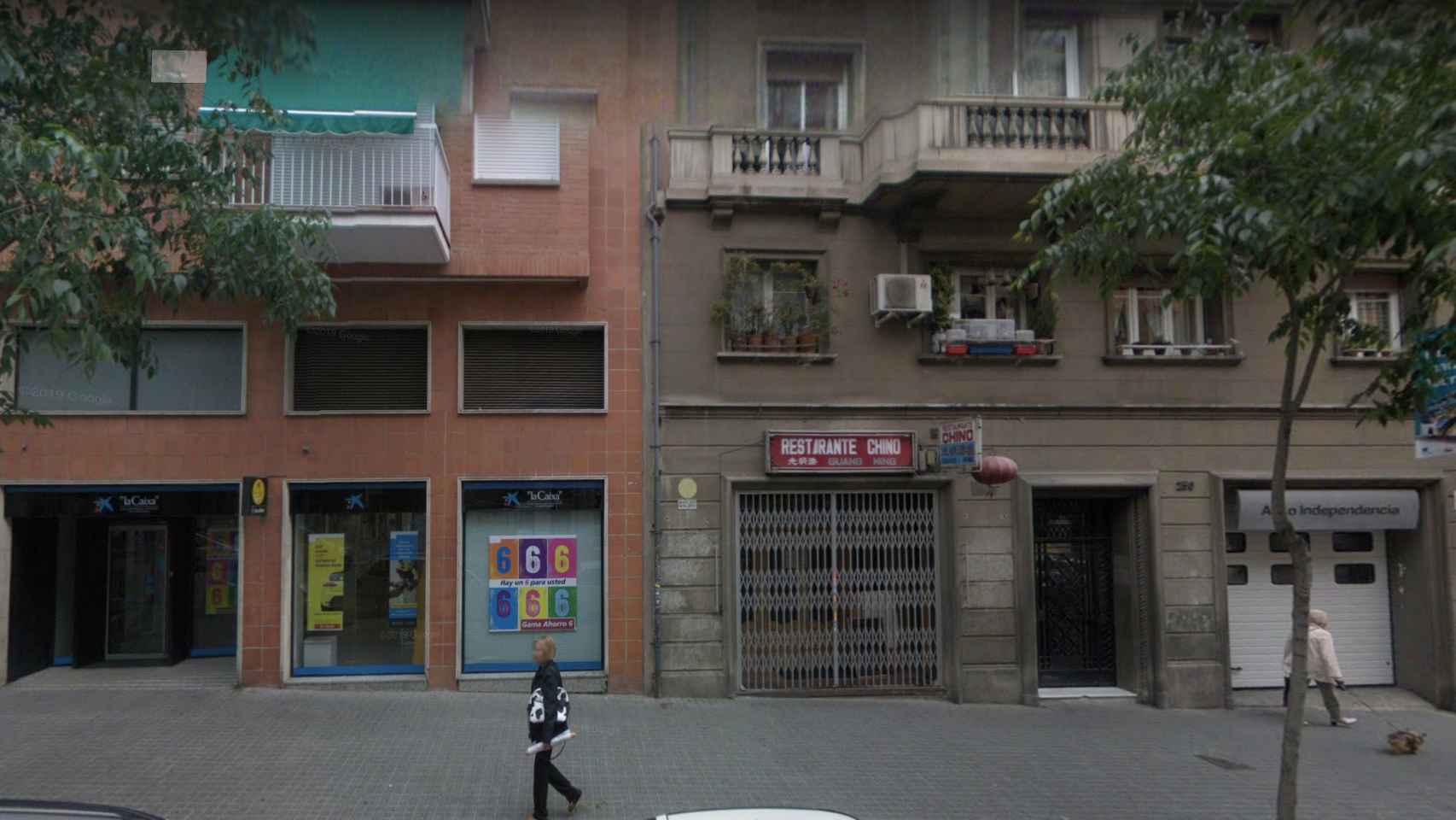 La calle Dos de Maig de Barcelona, donde el presunto ladrón cayó desde un tejado / GOOGLE MAPS