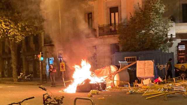 Barricada en llamas en Barcelona durante la protesta por la inhabilitación de Quim Torra / CG