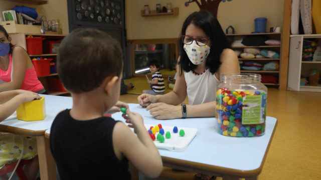 Un profesora y un niño en una clase / EP