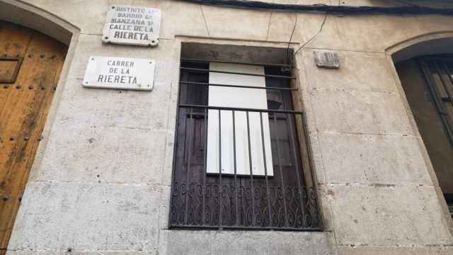 Ventana de un piso okupa de Barcelona / MA