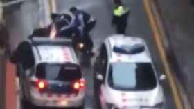 Agentes de Mossos d'Esquadra detienen a un hombre por agredir a su pareja en la Barceloneta / TWITTER