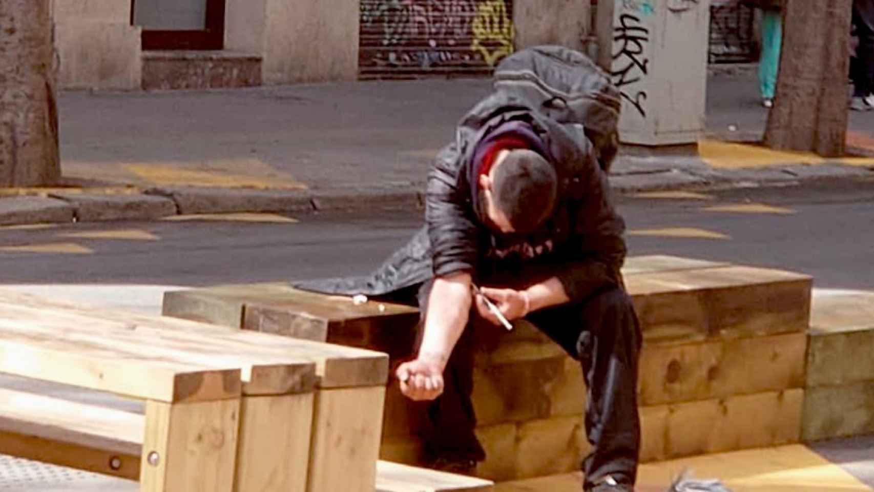 Un drogadicto pinchándose en una de las calles de Sant Antoni, Barcelona, en pleno día / CG