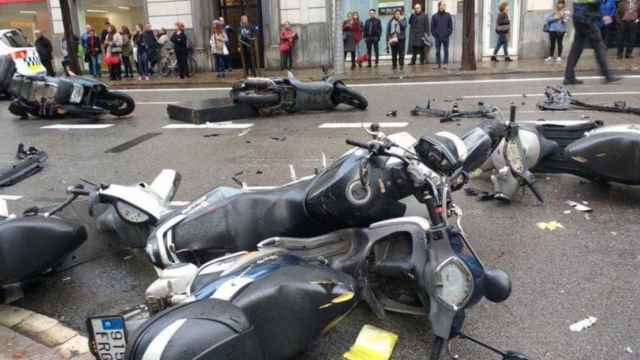Motos en un calle de Barcelona tras un accidente sin víctimas graves / TWITTER