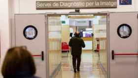 Imagen de un paciente entrando en el área de diagnóstico por la imagen de un hospital. Esperas / CG