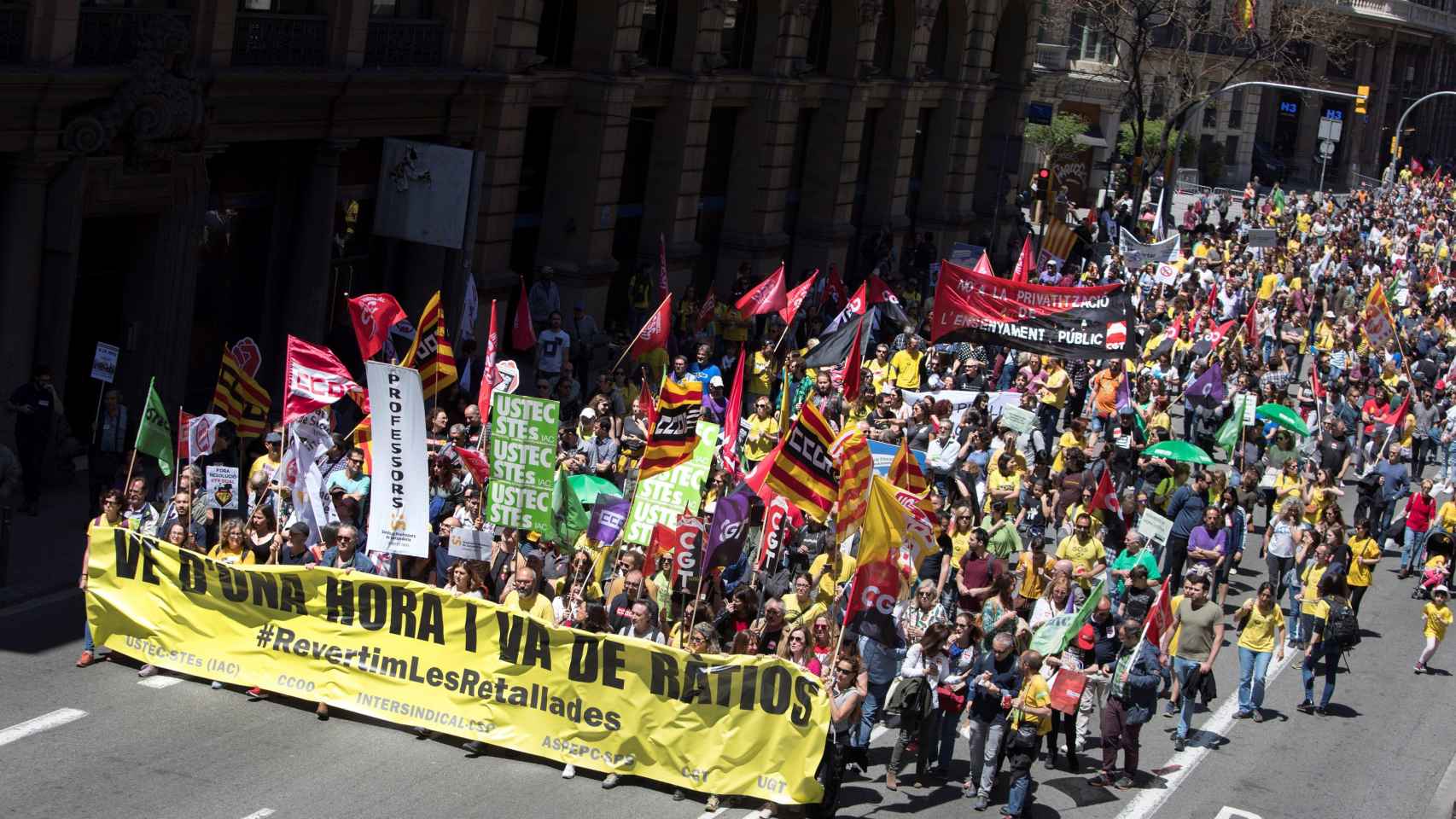 Más de 2.000 profesores de enseñanza pública no universitaria, recorriendo las calles del centro de Barcelona en una manifestación, dentro de la jornada de huelga para reclamar la vuelta a las condiciones laborales anteriores al año 2010, entre ellas el r