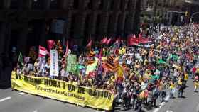 Más de 2.000 profesores de enseñanza pública no universitaria, recorriendo las calles del centro de Barcelona en una manifestación, dentro de la jornada de huelga para reclamar la vuelta a las condiciones laborales anteriores al año 2010, entre ellas el r
