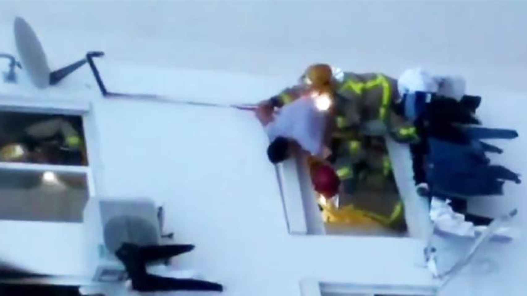 Imágenes del rescate de una de los vecinas en el incendio de L'Hospitalet de Llobregat / Atresmedia