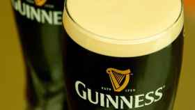 Pintas de cerveza Guinness como se sirven en los pubs irlandeses / PIXABAY