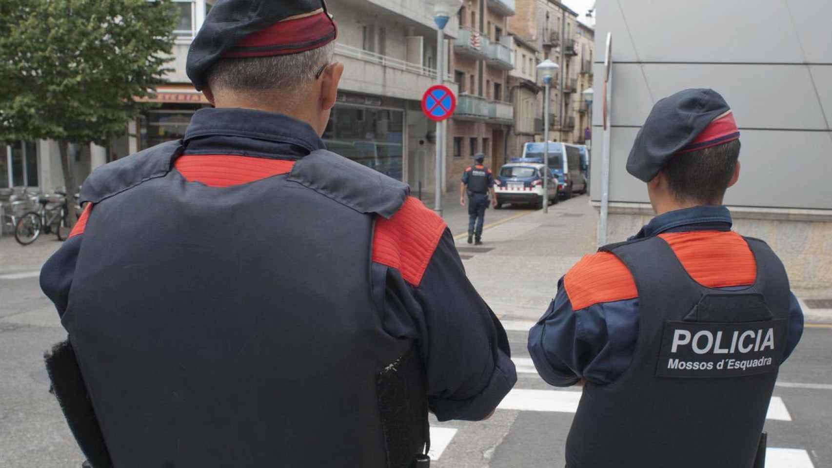Dos agentes de los Mossos d'Esquadra, como los que detuvieron a los atracadores / EFE