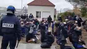 La policía obliga a arrodillarse a estudiantes franceses / TWITTER