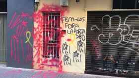 Imagen de la fachada del PP en Sabadell con pintadas / TWITTER