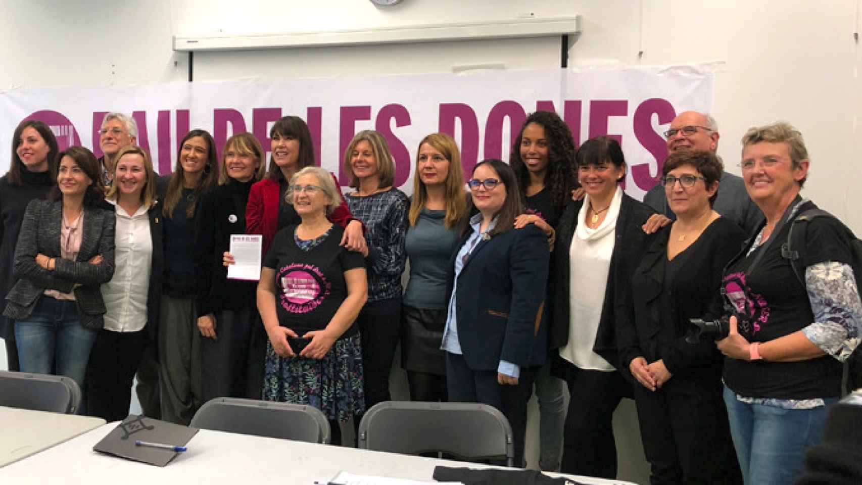 Mabel Lozano junto a alcaldesas catalanas y activistas defienden la abolición de la prostitución y multar a los puteros / CG