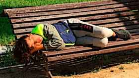 Uno de los 'niños de la cola' de Barcelona, durmiendo en el Parque de Carlos I de la Vila Olímpica / CG
