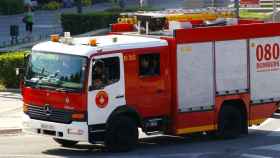 Un camión de bomberos se dirige a apagar un incendio Riesgo químico por fuga de ácido en Lleida
