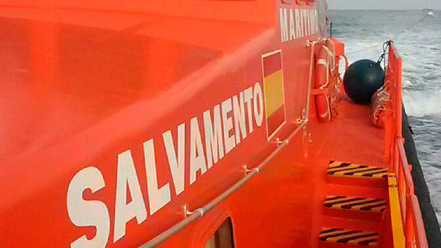 Uno de los barcos que Salvamento Marítimo utiliza para localizar a los dos nadadores desaparecidos en Cambrils (Tarragona) / CG