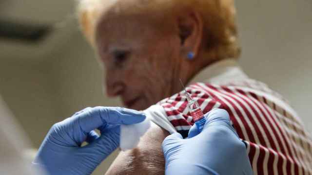 Una mujer se vacuna contra la gripe / EFE