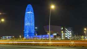 La torre Agbar de Barcelona, iluminada en una imagen de archivo / EFE