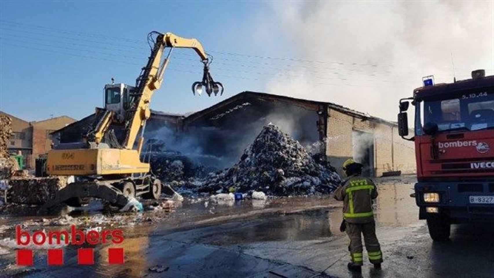 Bomberos trabajan para apagar el incendio en la planta de reciclaje en Sant Feliu de Llobregat / BOMBERS