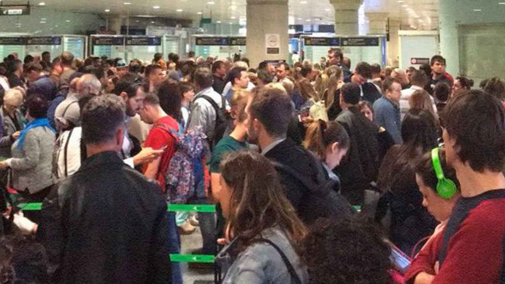 Colas en el control de pasaportes del Aeropuerto de El Prat el sábado por la tarde / TWITTER