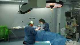 Dos médicos operan a un paciente en el quirófano de un hospital / EFE