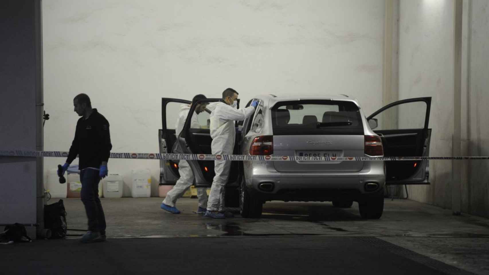Agentes de la policía examinando el vehículo en el que fue asesinada Carmen Martínez / EFE