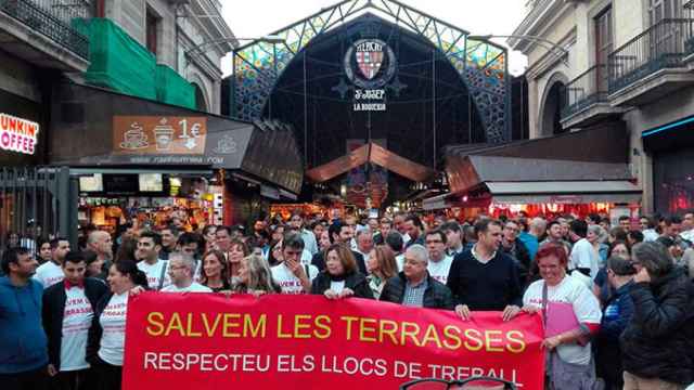 Restauradores y trabajadores este viernes en del mercado de la Boqueria antes de leer un manifiesto delante del ayuntamiento / GREMIO DE RESTAURACIÓN DE BARCELONA
