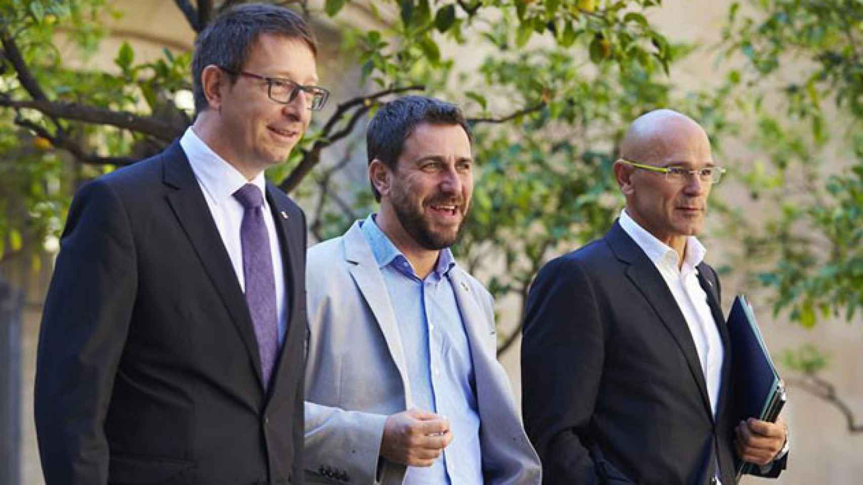 El consejero catalán de Sanidad, Toni Comín (centro), con los titulares de Justicia, Carles Mundó y Exteriores, Raül Romeva / EFE
