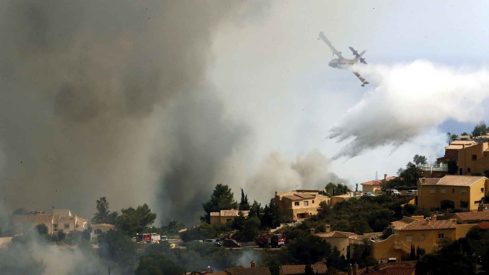 Un avión cisterna durante las tareas de extinción del incendio de Jávea (Alicante) / EFE
