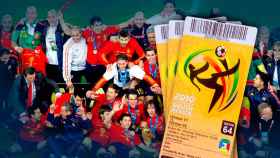 Entradas para ver el Mundial de futbol celebrado en Sudáfrica en 2010, y una imagen de la selección española tras haber ganado la final.