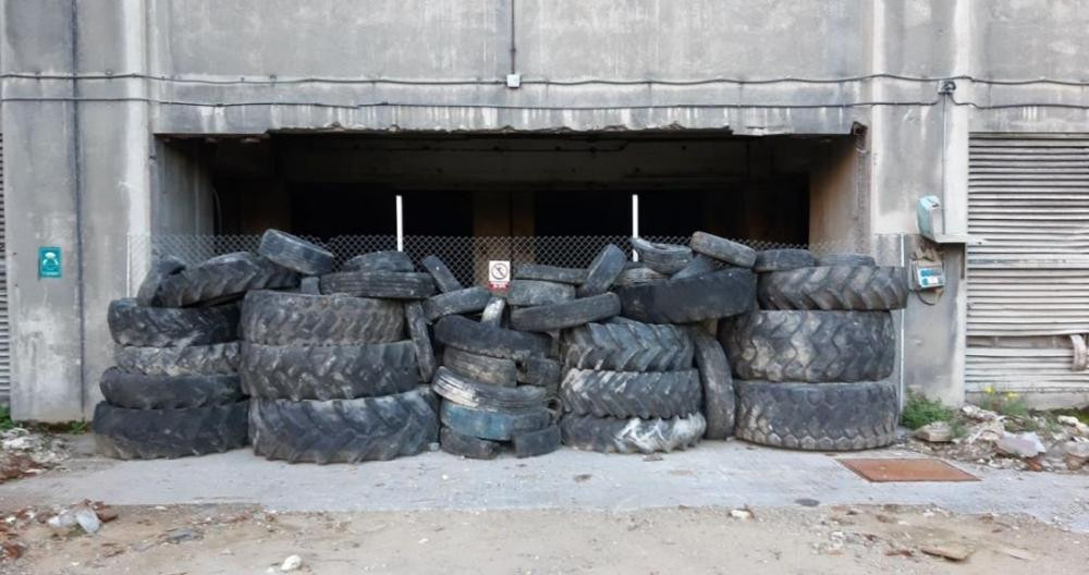 Muro de pneumáticos en la central térmica de Cercs / CEDIDA