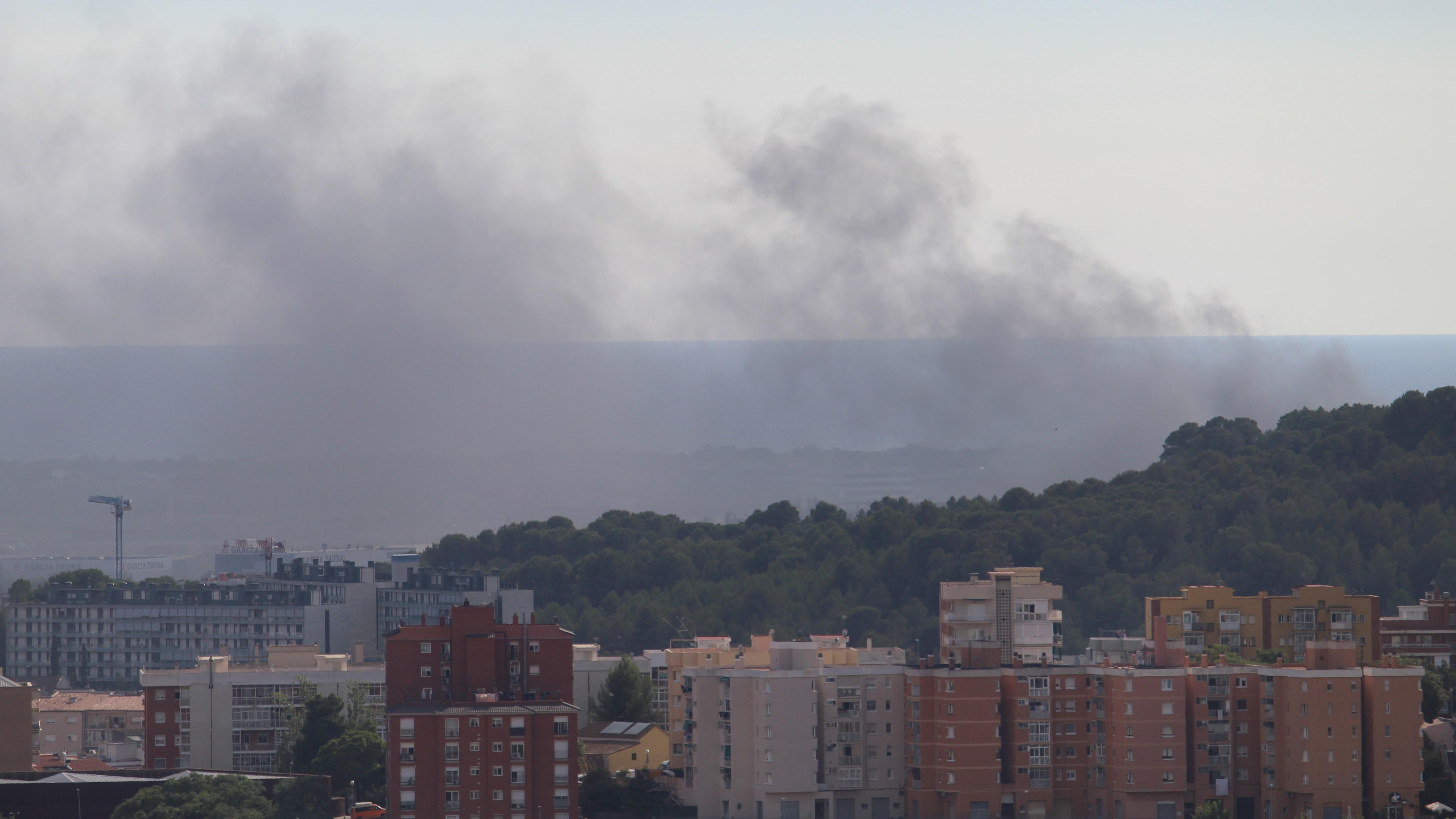 El incendio en una nave de Castelldefels ha cubierto de humo todo el delta del Llobregat / CARLOS MANZANO - CRÓNICA GLOBAL