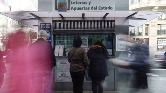 Varias personas en las inmediaciones de una administración de loterías / EUROPA PRESS