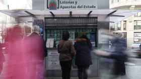 Varias personas en las inmediaciones de una administración de loterías / EUROPA PRESS
