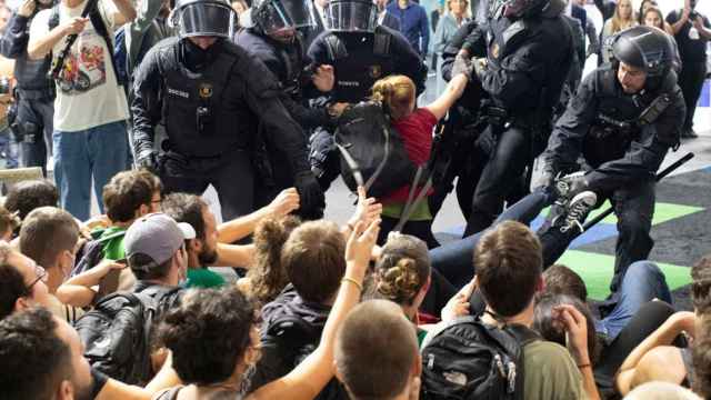 Desalojo de los activistas antidesahucios del congreso The District de Barcelona / EFE