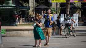 Dos turistas en el centro de Barcelona pese a la pandemia / EP