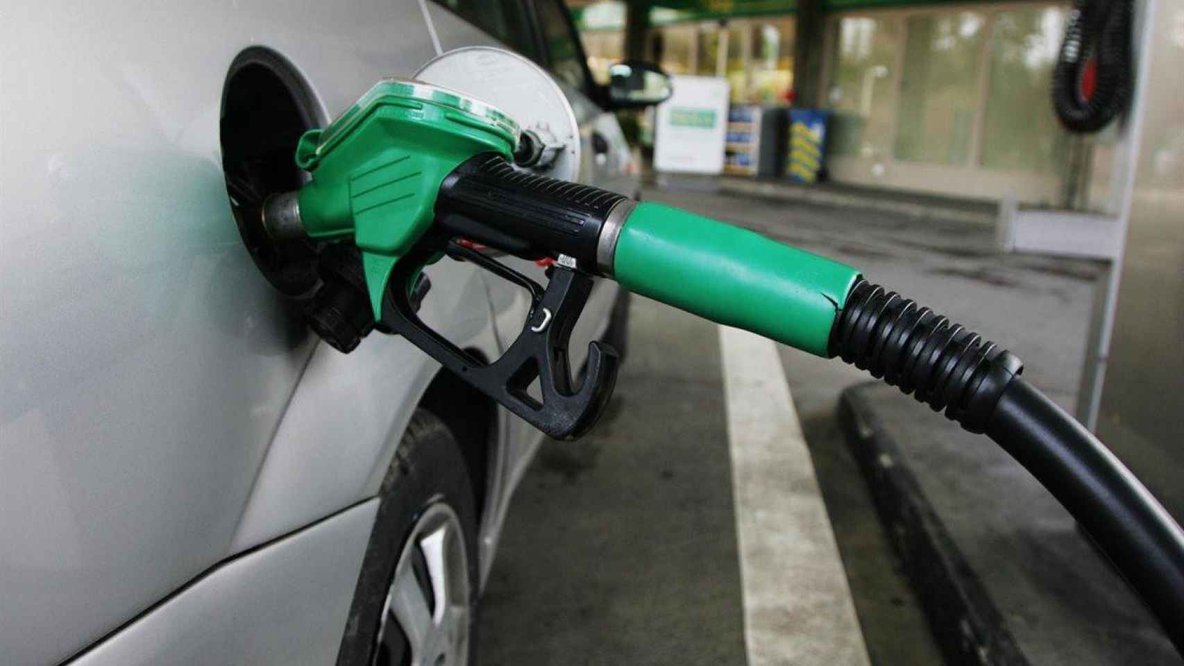 Recarga del depósito de un vehículo en un surtidor de gasolina / EP