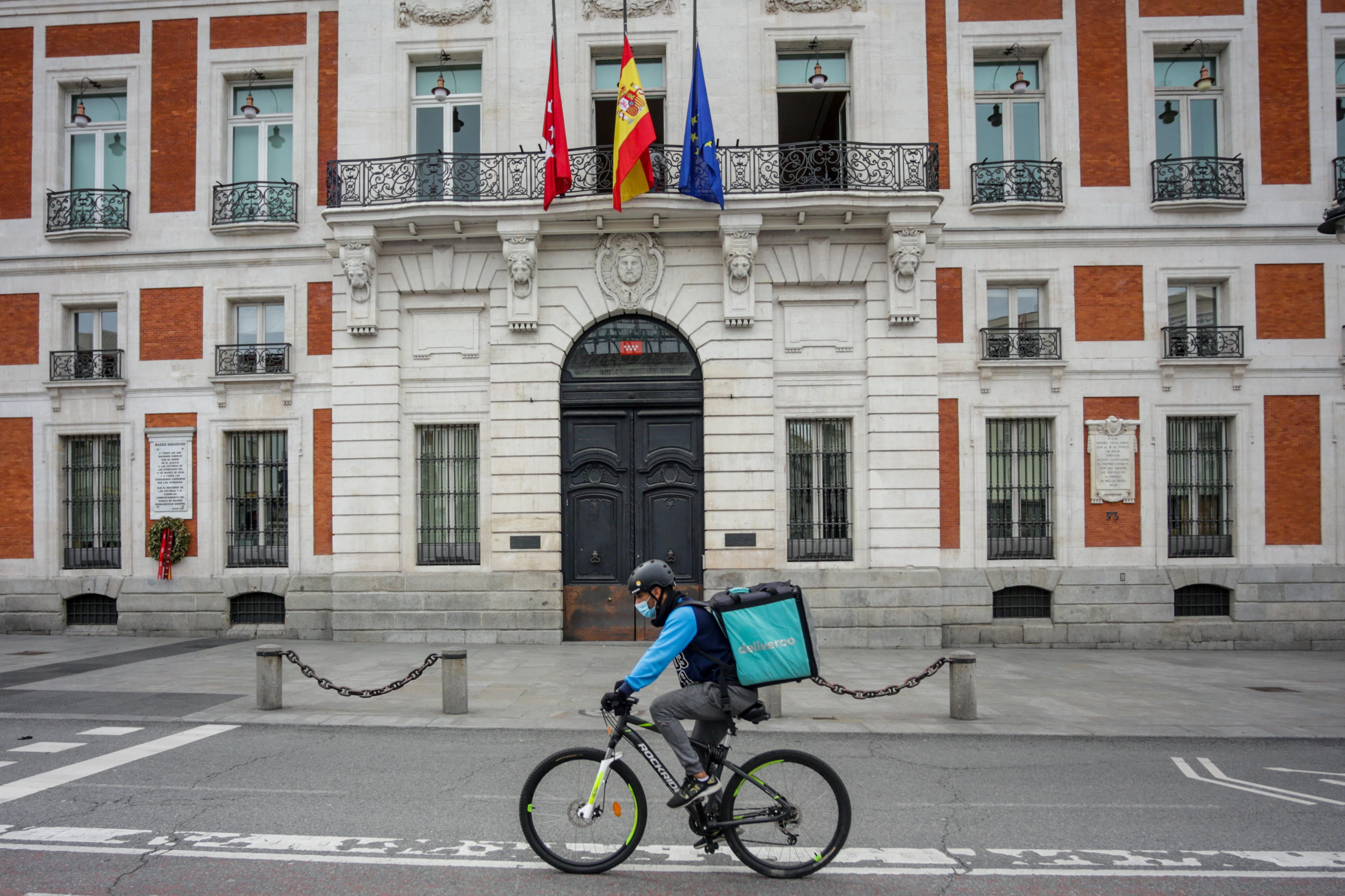 Un 'rider' de Deliveroo circula por la Puerta del Sol / EP