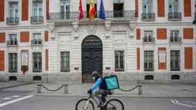 Un 'rider' de Deliveroo circula por la Puerta del Sol / EP