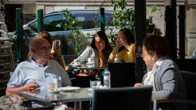 Varias personas en la terraza de un restaurante en Barcelona / EUROPA PRESS